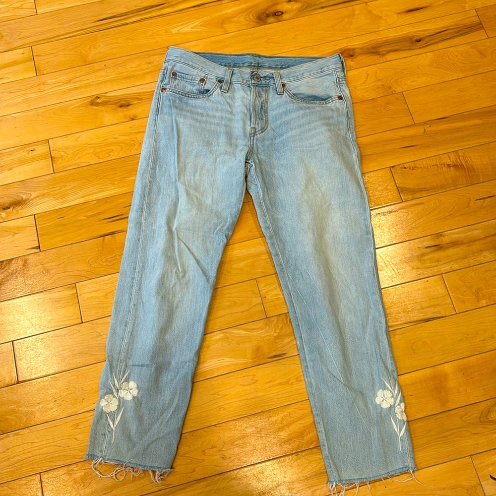 Levi’s light wash embroidered ankle red tag 5 pocket jeans